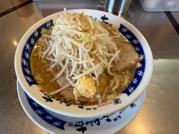 「らーめん(野菜少なめ)麺平打ち」@らーめん大 平井店の写真