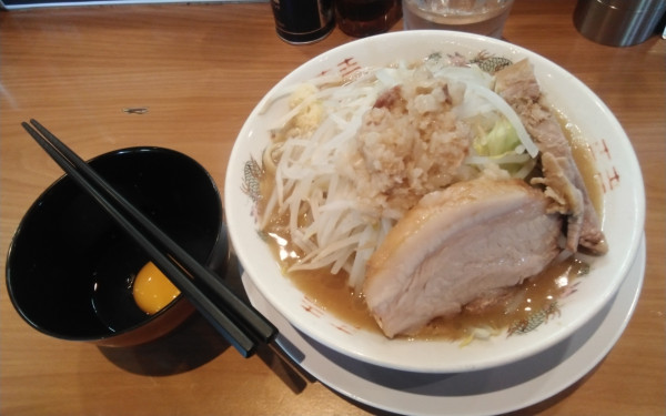 「らーめん(ヤサイ増しニンニク少し脂)¥1000 生卵¥100」@麺処 ほん田 東十条店の写真