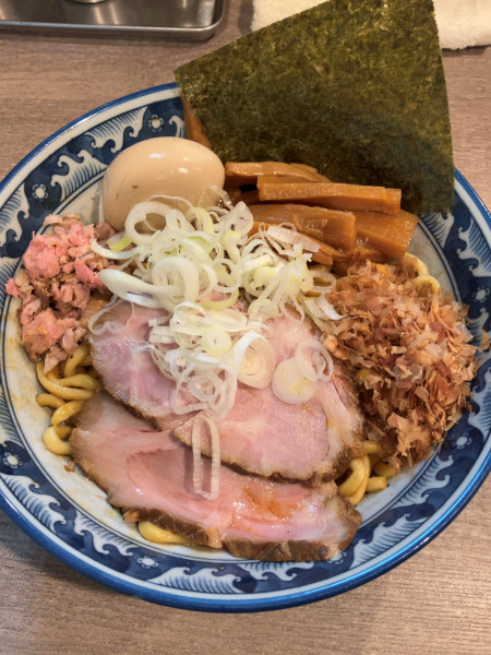 「油そば くん玉チャーシュー増し1枚」@兎に角 松戸店の写真