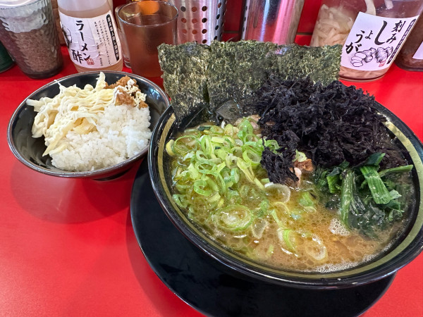 「ラーメン　やわ目薄め　岩海苔＆薬味ネギトッピング」@家系ラーメン 王道 神道家の写真