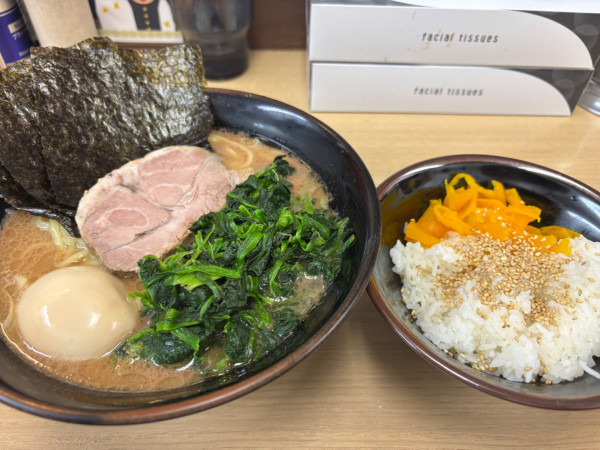 「ほうれん草ラーメン+味玉」@横浜らーめん 武蔵家 池袋店の写真