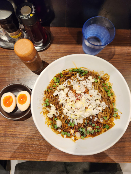 「汁無し担担麺　黒と味玉」@うさ担 浦和本店の写真