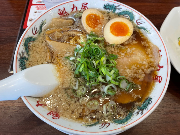 「京都背脂醤油味玉ラーメン　￥９４６」@ラーメン魁力屋 豊明店の写真