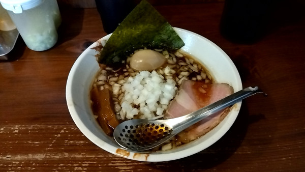 「味玉ラーメン（８５０円）＋たまねぎ（１００円）」@めん屋 とんぼの写真