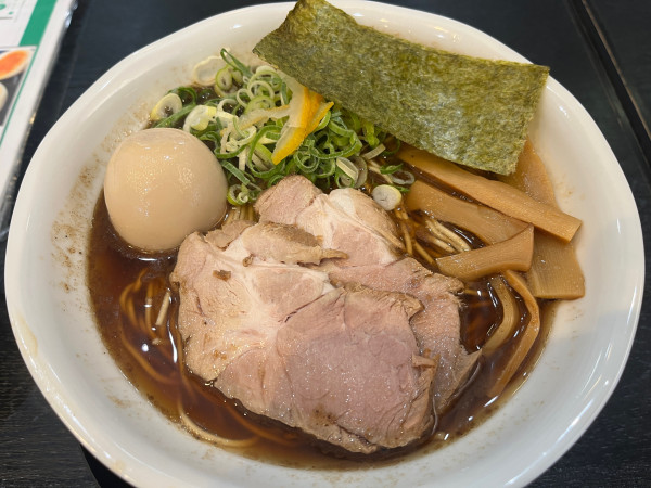 「鶏清湯節系醤油らぁ麺中盛り固め訳あり味玉1,100円」@らぁ麺 井上商店の写真
