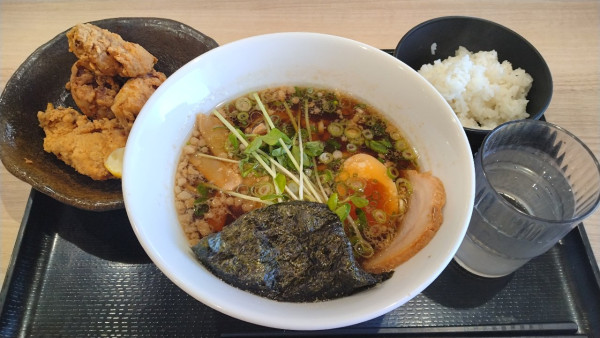 「醤油ラーメン」@Dining Worldの写真