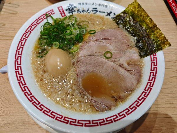 「背脂豚骨煮卵ラーメン カタ」@幸ちゃんラーメン 博多駅筑紫口店の写真