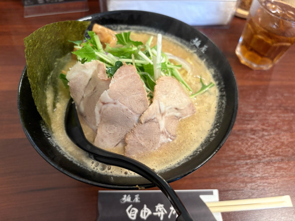 「豚骨味噌＋大盛（半玉）」@麺屋 自由奔放の写真