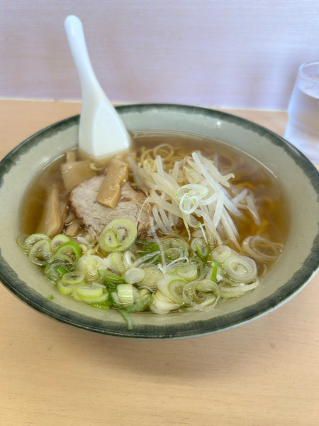 「醤油ラーメン　480円」@そば・うどん・らーめんの店 かまだ屋 6条店の写真