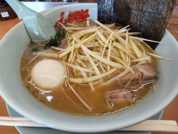 「ネギラーメン＋味玉」@ラーメン山岡家 さいたま宮前店の写真