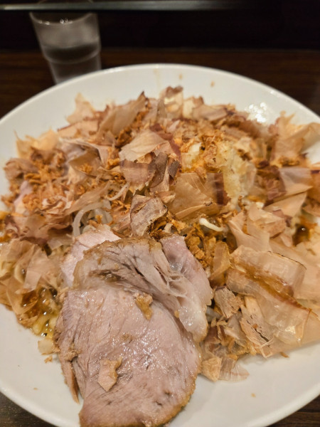 「汁なし+麺増し400g+豚(ニンニク)」@ピコピコポンの写真