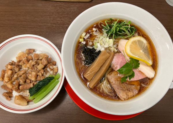 「【期間限定】冷やしラーメン(醤油)900円、ルーロー飯350」@中華そば 麦笑 本所吾妻橋店の写真
