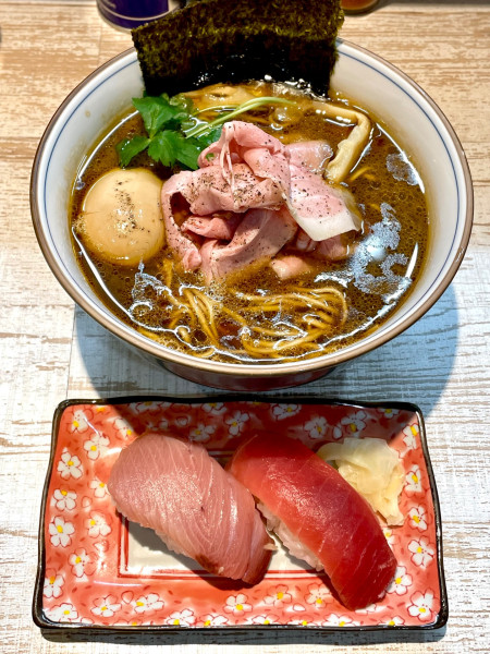 「四つ葉ブラック＋本日のにぎり」@中華そば 四つ葉の写真