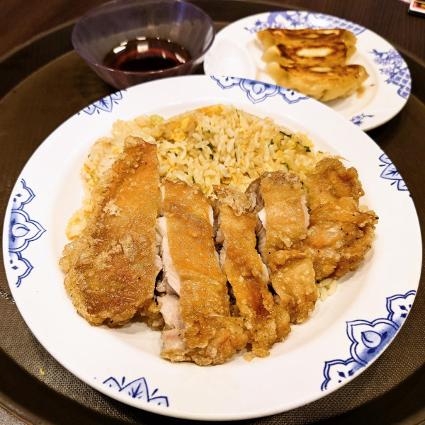 「台湾大からあげチャーハン+本格焼餃子(3個)」@バーミヤン 足立栗原店の写真