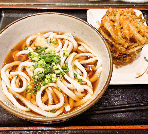 「ぶっかけ(冷)＋かき揚げ」@金町うどんの写真