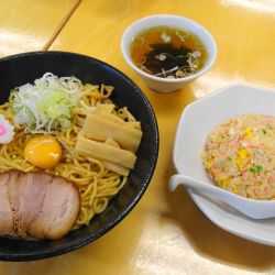 一平ソバ大（880円）＋生卵（90円）＋スープ＋半チャーハン