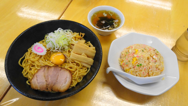 「一平ソバ大（880円）＋生卵（90円）＋スープ＋半チャーハン」@油ソバ専門店 一平ソバの写真