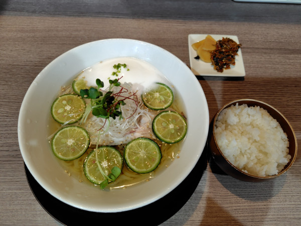 「冷やしラーメンすだち950円、ごはん小130円」@龍瞳の写真