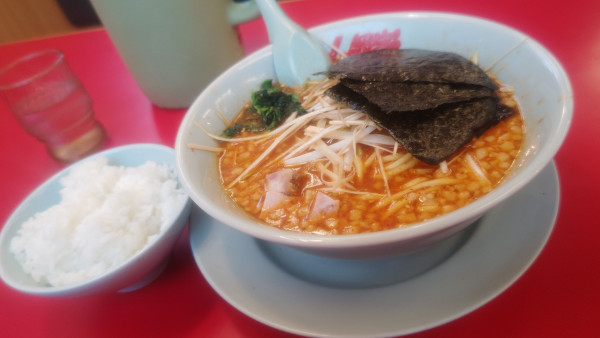 「辛味噌ネギラーメン激辛　半ライス＆背脂」@ラーメン山岡家 青梅店の写真