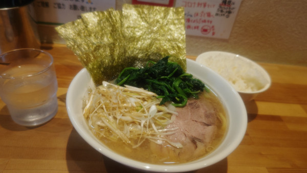 「ネギラーメン＆ほうれん草１０５０円」@横浜家系ラーメン おか家の写真