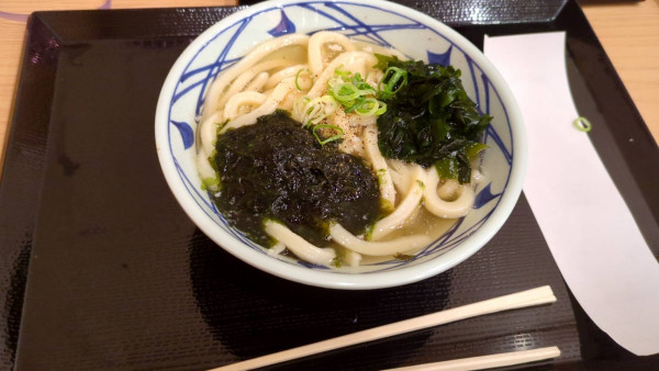 「冷たい海苔旨塩うどん」@丸亀製麺 羽田空港第1ターミナル店の写真