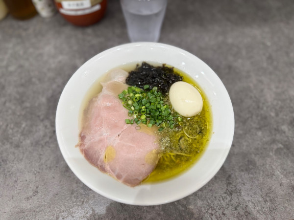 「味玉牡蠣塩ラーメン1050円＊オープン特価650円」@むかん 戸越銀座の写真