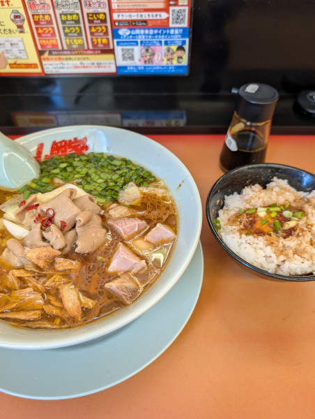 「モツ醤油ラーメン＋クーポンチャーシュー＋TKG」@ラーメン山岡家 さいたま丸ヶ崎店の写真