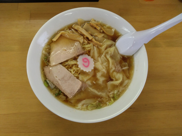 「中華そば 中 細ちぢれ麺 700円 ワンタン 100円」@中華そば すわの写真
