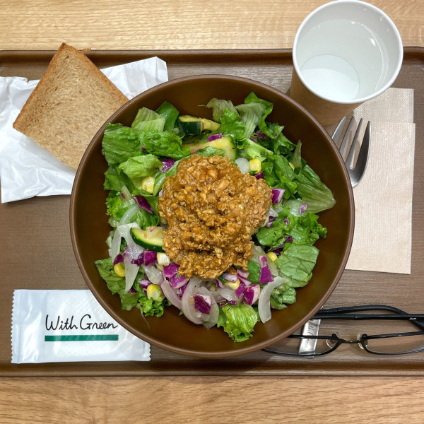 「本格キーマカレーと ズッキーニアチャールのサラダ【Ｓ】」@WithGreen 東京ミッドタウン八重洲店の写真