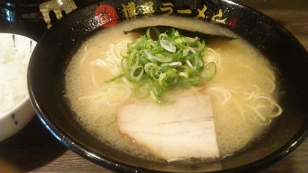 「博多ラーメン 800円」@博多ラーメン つるの写真