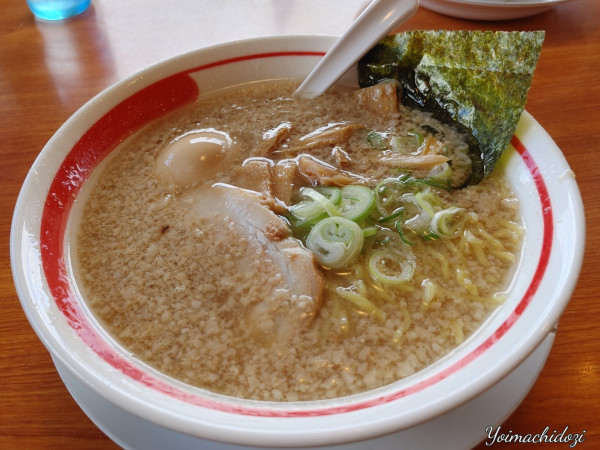 「醤油煮玉子らーめん（940円）こってり背脂（＋40円）」@らーめん屋 あじとら 行田店の写真