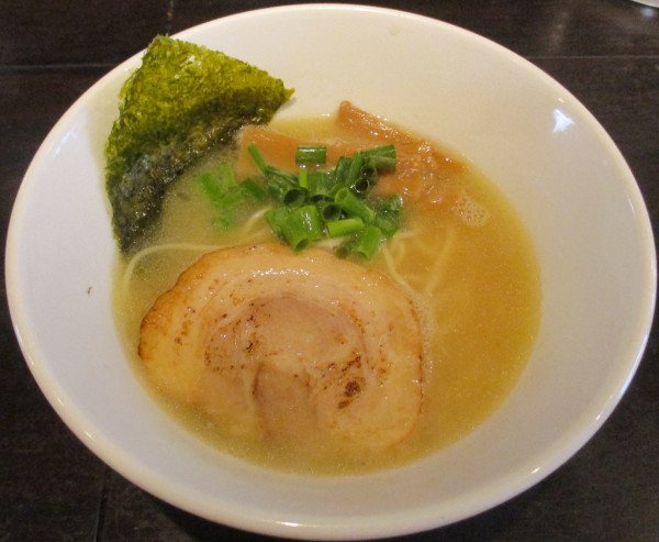 「鶏白湯そば　900円」@NOODLE DINING 鵺 NUEの写真