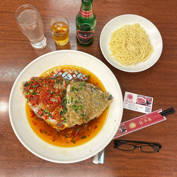 「魚のカマとニ種漬け唐辛子湖南風（双色剁椒魚頭）」@福満園 別館の写真