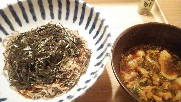 「旨辛・牛もつつけそば 1319円＋小御飯 220円」@夢庵 足立栗原店の写真