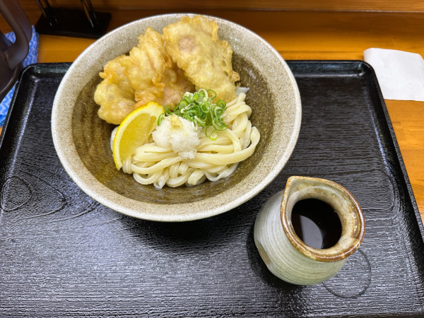 「とり天ぶっかけうどん（並盛・400g＋鶏天3個）1,080円」@讃岐うどん 八重の写真