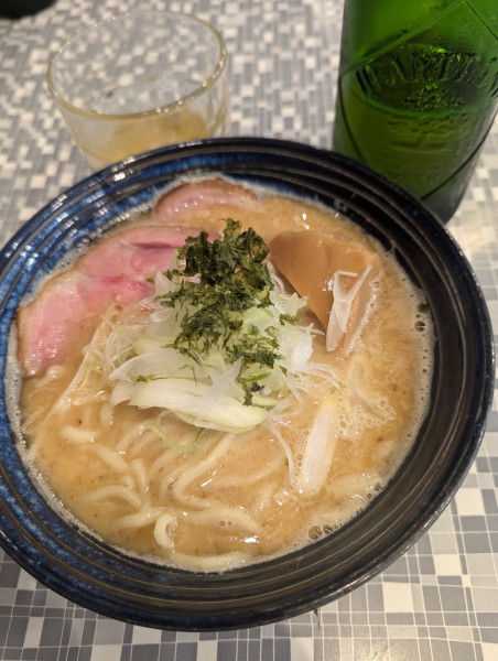 「ラーメン銀だら絞り大盛+ハートランド中瓶」@鮮魚らーめん 五ノ神水産の写真