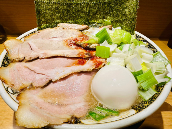 「特製煮干しラーメン【1300円】」@すごい煮干ラーメン凪 西新宿7丁目店の写真
