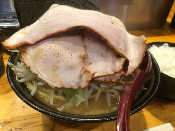 「野菜チャーシュー麺5枚（1,400円）、ライス（200円）」@横浜家系ラーメン 宗八 柏本店の写真