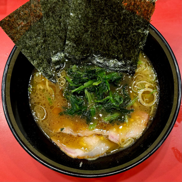 「ラーメン（麺少なめ）¥900」@横浜家系総本山 吉村家直系店 ラーメン内田家の写真