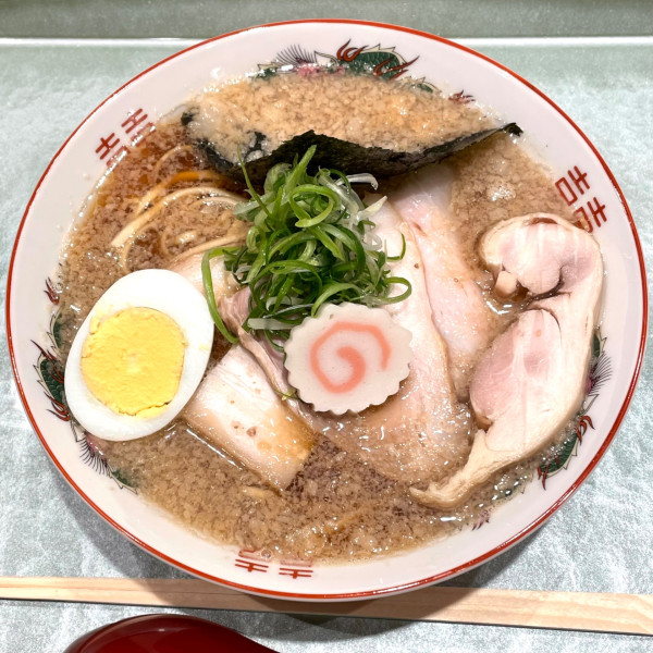 「【限定】背脂肉煮干らぁ麺」@らぁ麺 花萌葱の写真
