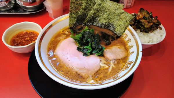 「ラーメン(味濃･麺硬)+揚げニンニク辣油･ライス食べ放題」@大輝家直系 麺屋 旭の写真