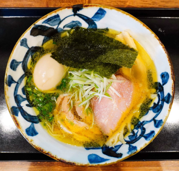 「丸鶏中華そば（塩）＋味付煮卵」@昴の写真