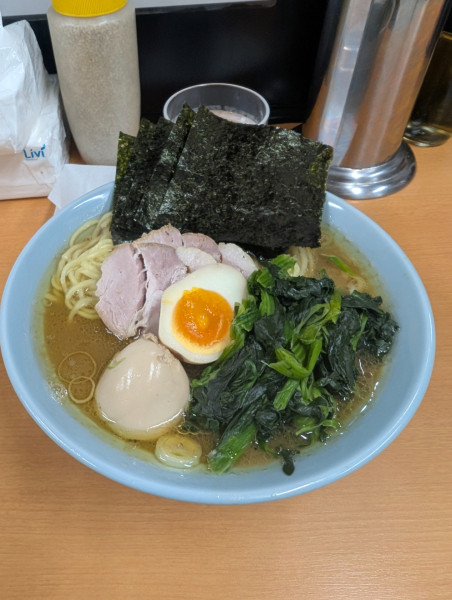「特製ラ〜メン中、ほうれん草、味玉」@横浜らーめん 武蔵家 綾瀬店の写真