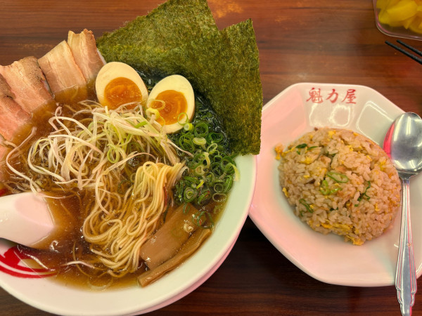 「冷やし醤油らーめん＋焼きめし定食」@ラーメン 魁力屋 竹ノ塚店の写真