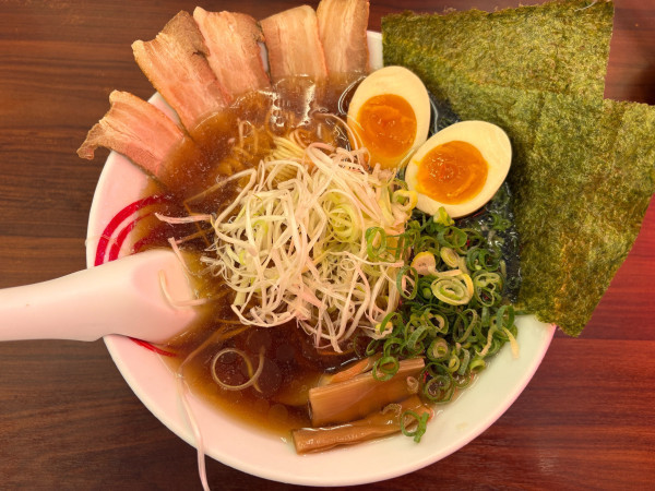 「京都背脂醤油味玉ラーメン」@ラーメン 魁力屋 竹ノ塚店の写真