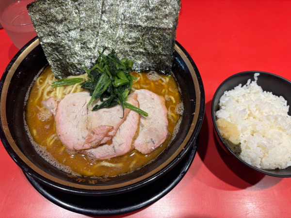 「中盛チャーシューメンかためおおめ　ライス」@環2家 川崎店の写真