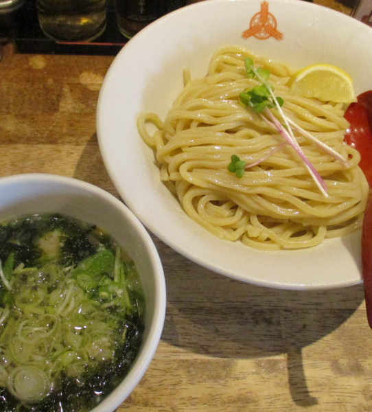 「＜期間限定＞冷やし鯛塩つけ麺（並）930円」@つけ麺専門店 三田製麺所 新宿西口店の写真