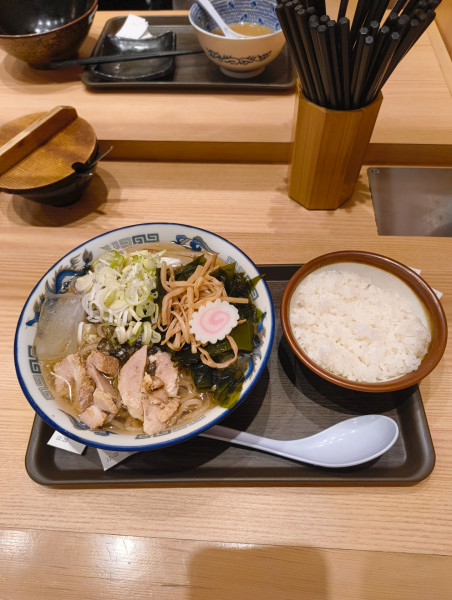 「鳴門わかめ冷かけ+ライスセット　1090円」@舎鈴 アトレ川崎店の写真