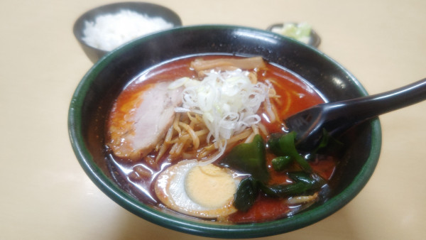 「鉄火麺９００円＆小ライス１００円」@味源 河辺店の写真