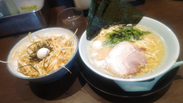 「ラーメン８８０円＆期間限定小ネギチャ丼 ¥350が１００円」@町田商店 入間店の写真